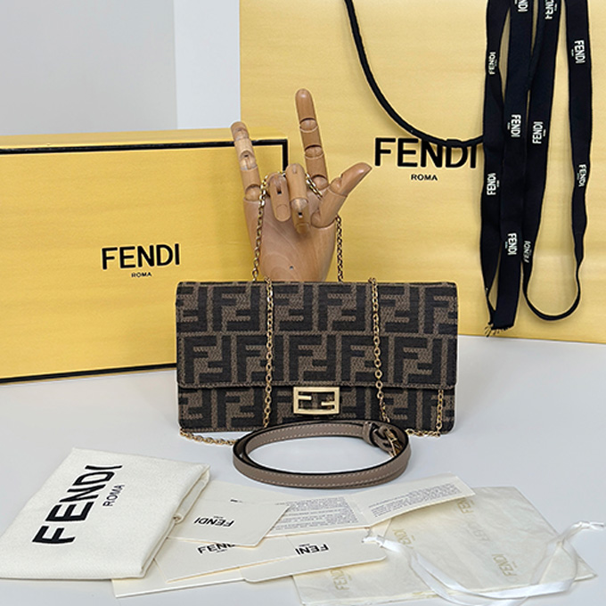 fendi baguette chain wallet crossbody handbag